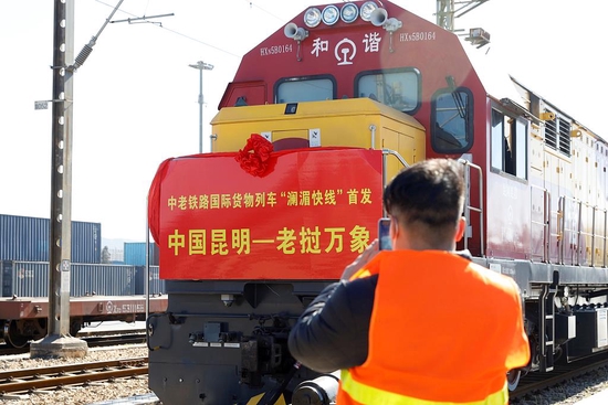 ▲2022年1月10日，中老铁路时速120公里国际货物列车“澜湄快线”首发。