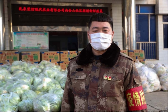 2022年1月1日，咸阳退伍军人靳小锋向金山社区捐赠新鲜蔬菜。赵文华 摄