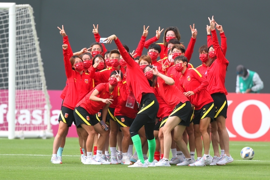 Group photo before the women's football match.