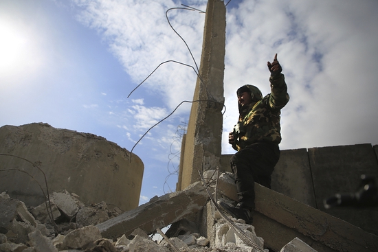 叙利亚民主力量士兵在遇袭监狱防御墙前站岗