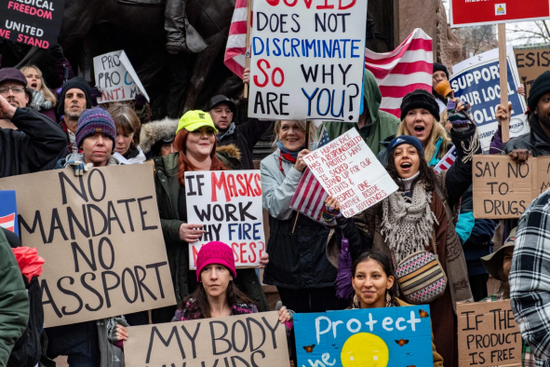  2022年1月5日，示威者在波士顿州议会大厦抗议口罩、疫苗授权和疫苗护照。