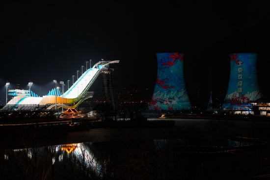 1月20日，位于北京市石景山区首钢园内的首钢滑雪大跳台开启灯光秀。新华社记者 彭子洋 摄