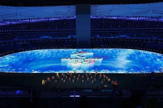 ▲日本共同社记录下北京冬奥会官方会徽出现在开幕式上的一刻，强调北京是历史上首个“双奥之城”，表达了他们对本届冬奥会的期待