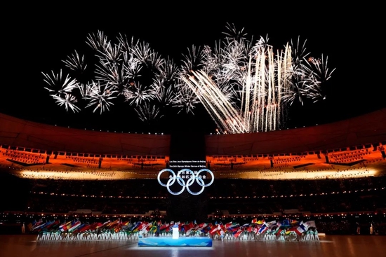 ▲北京冬奥会开幕式上一棵由焰火组成的“迎客松”出现在空中