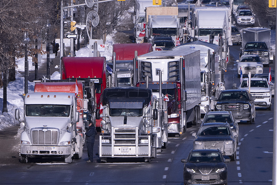 2022年1月30日，抗议车队阻塞了加拿大首都渥太华的一条道路。