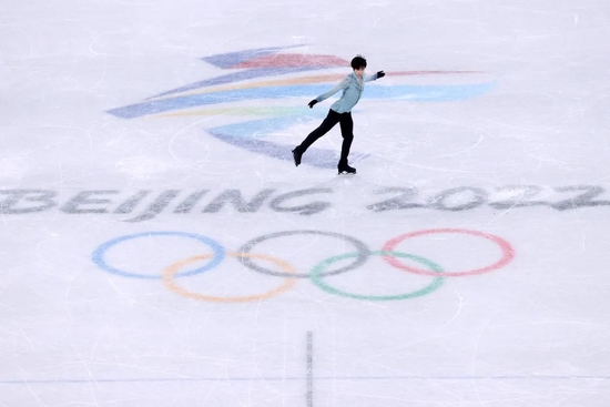 △2022北京冬奥会花样滑冰男子单人短节目比赛在首都体育馆举行。（图片来源/视觉中国）