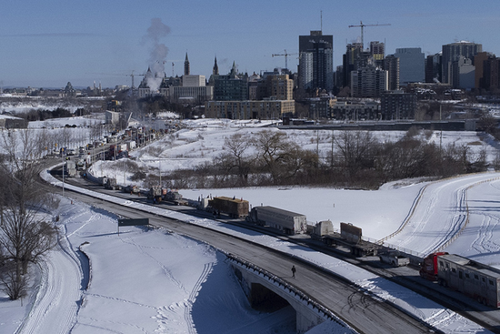  2022年1月30日，加拿大渥太华市区的一条道路塞满了抗议车队。