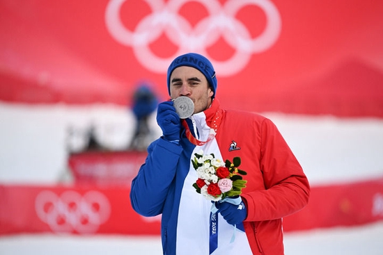  2月7日，高山滑雪男子滑降项目亚军、法国选手约翰·克拉雷在奖牌颁发仪式上。新华社记者 陈斌 摄