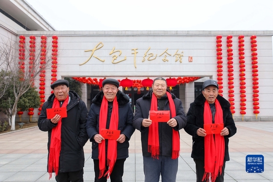  2022年1月26日，在安徽省凤阳县小岗村，“大包干”带头人展示自家领取的分红红包。新华社记者 曹力 摄