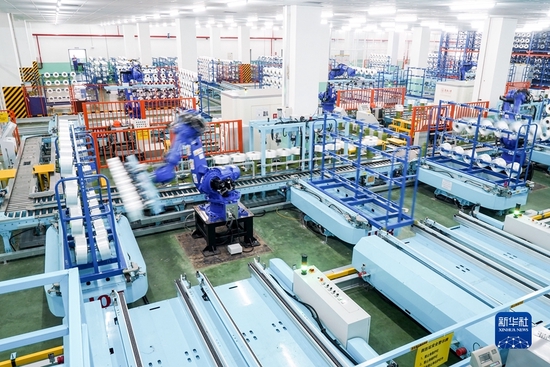 　　2021年5月14日，在位于江苏省苏州市吴江区盛泽镇的一家智能车间，机器人在车间内自动作业。新华社记者 李博 摄