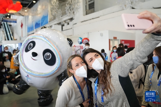 　　2月12日，北京冬奥会主媒体中心举办集体采访活动，现场观众与北京2022年冬奥会吉祥物“冰墩墩”自拍留念。 新华社记者 鞠焕宗 摄