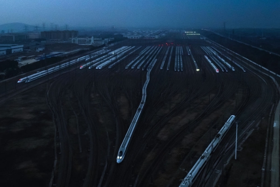 2022年第一天，几十组动车经过武汉动车段工作人员通宵检修后，在黎明时分陆续驶出。新华社记者肖艺九摄