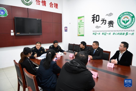 　　浙江省湖州市吴兴区综合行政执法局龙泉中队在“阳光调解室”进行调解工作（2018年11月14日摄）。新华社记者 黄宗治 摄