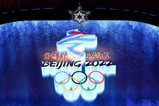 2月20日晚，北京第二十四届冬季奥林匹克运动会闭幕式在国家体育场举行。这是开场“点亮”环节。新华社记者徐子鉴摄