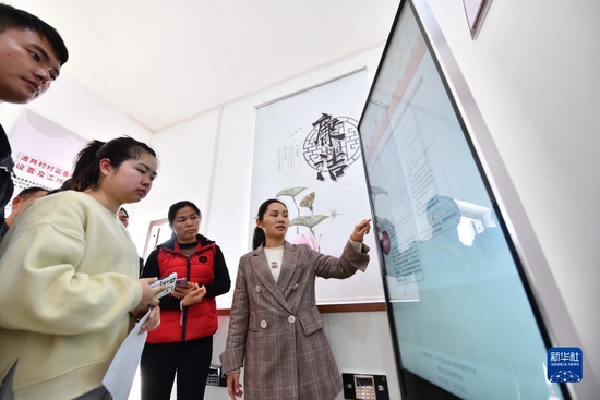 村民在广西鹿寨县鹿寨镇波井村政务服务中心学习使用“廉情驿站”（2021年12月16日摄）。“廉情驿站”集廉政知识宣传、廉情信息收集、全天候网上监督等功能为一体，村民通过手机就能对村内事务进行24小时“云监督”。新华社记者 黄孝邦 摄