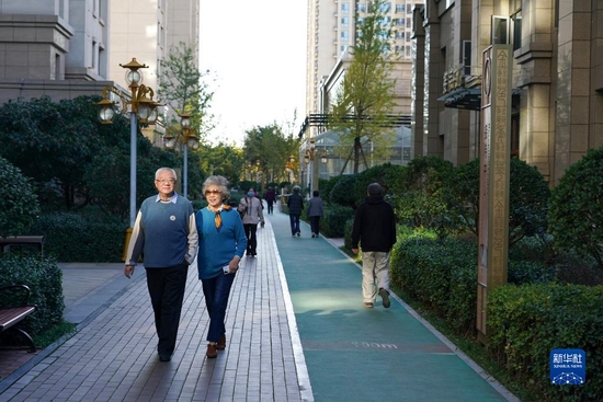 在位于河北燕郊的燕达金色年华健康养护中心，从北京来养老的吕伟业（左）和李战平在散步（2021年10月11日摄）。新华社记者 彭子洋 摄