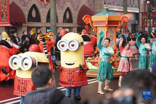演员在北京环球度假区为游客带来具有春节气氛的表演（2022年1月22日摄）。新华社记者 陈钟昊 摄