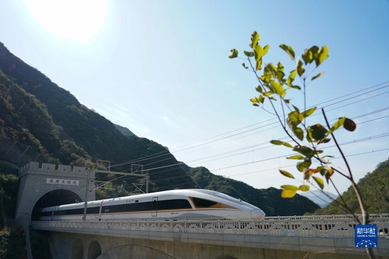 一列复兴号高铁列车穿过京张高铁居庸关隧道（2020年10月6日摄）。新华社记者 鞠焕宗 摄