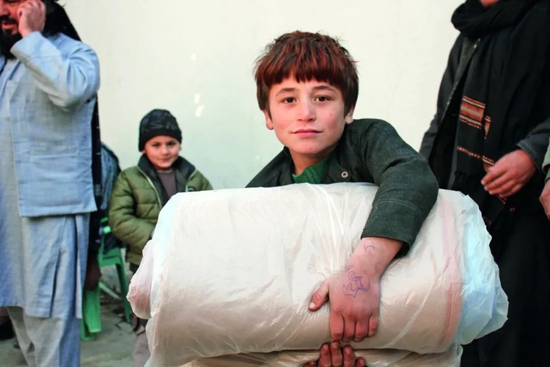 ·2022年1月23日，喀布尔，阿富汗难民事务部开始分发中国援助的物资。