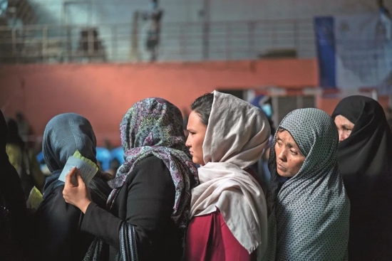  ·2021年11月3日，喀布尔当地民众排队等待领取世界粮食计划署发放的救助金。