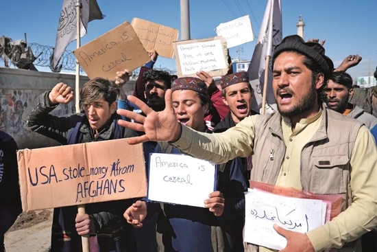 ·2022年2月12日，喀布尔当地民众举行抗议活动。示威者称阿富汗的钱不该用来赔偿 “9·11 ”事件受害者。