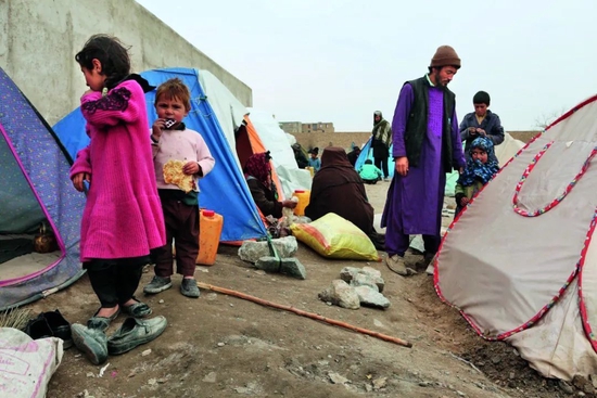 ·2022年1月16日，在阿富汗赫拉特省的一个难民营，难民们在简陋的环境中艰难度日。