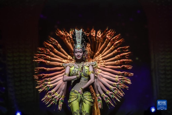 中国残疾人艺术团的演员在巴西圣保罗表演《千手观音》（2019年11月6日摄）。新华社发（拉赫尔·帕特拉索 摄）