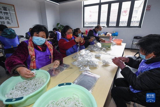 在浙江湖州市织里镇港西村残疾人之家，来自周边的残疾人正在打包配件（2022年2月22日摄）。完成工作后，他们可以获得相应报酬和补贴。新华社记者 徐昱 摄