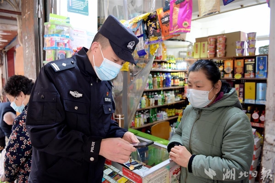 图为：大智街派出所副所长邵玉春向居民宣传防诈骗知识