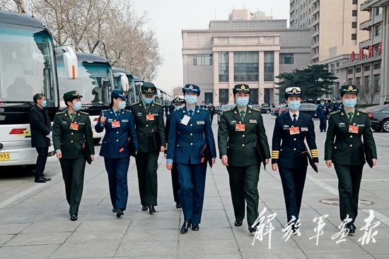 2021年3月8日，参加十三届全国人大四次会议的解放军和武警部队代表团女代表们准备乘车前往北京人民大会堂。
