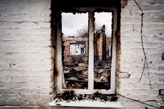 3月5日，乌克兰伊尔平市，一处居民楼在炮火中被摧毁。图/人民视觉