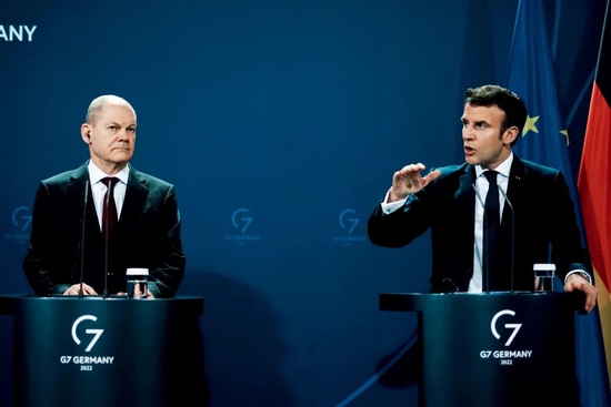 2月8日，德国总理朔尔茨（左）与法国总统马克龙在柏林会晤，重点探讨乌克兰及其周边地区的安全局势。图/澎湃影像