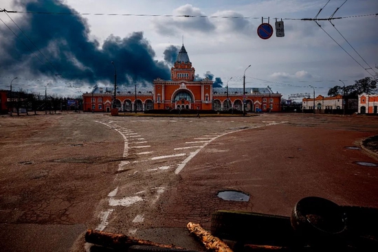 3月4日，乌克兰切尔尼戈夫地区遭袭，部分建筑起火。图/人民视觉