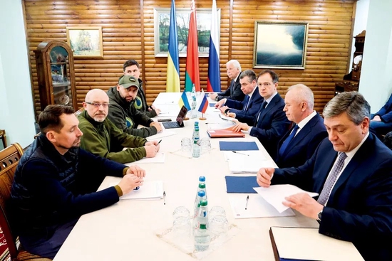 　3月7日，俄乌两国代表团在白俄罗斯境内的别洛韦日森林开始第三轮谈判。图/人民视觉