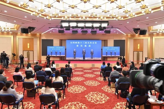3月10日，全国政协十三届五次会议第三场“委员通道”采访活动在北京人民大会堂新闻发布厅举行。这是分会场。新华社记者 李鑫 摄