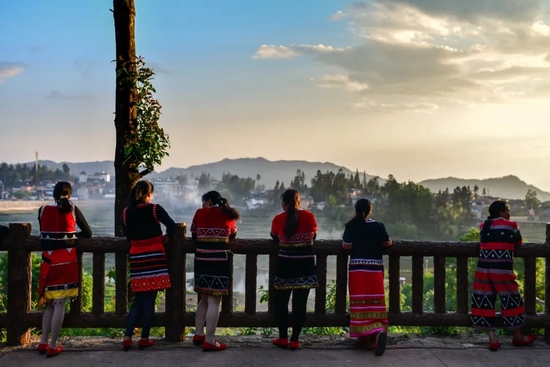 云南省腾冲市清水乡三家村中寨司莫拉佤族村村民在广场上休息（2020年5月15日摄）。新华社记者 胡超 摄