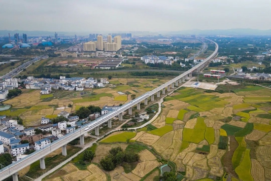 联调联试列车经过信丰特大桥（2021年10月14日摄，无人机照片）。2021年12月10日上午，连通赣南革命老区与深圳经济特区的赣深高铁正式开通运营。新华社发（张海根 摄）
