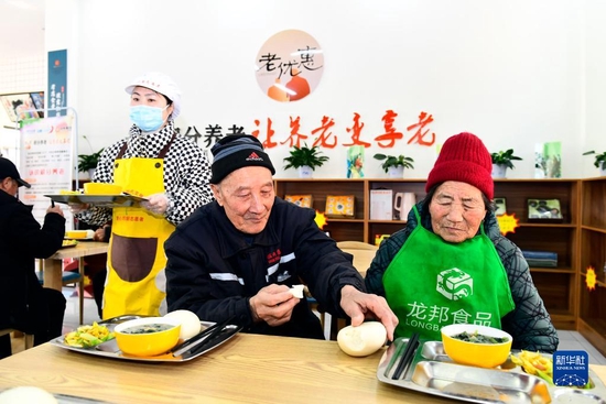 2022年2月27日，在山东省日照市岚山区安东卫街道凤凰山社区养老服务中心，老人在吃午餐。 新华社记者 郭绪雷 摄