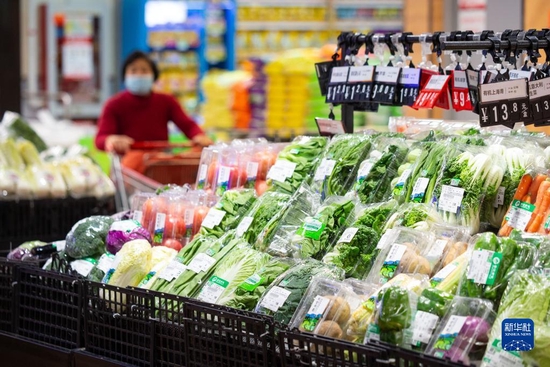 2022年1月12日，顾客在南京一家超市内选购蔬菜。新华社发（苏阳 摄）