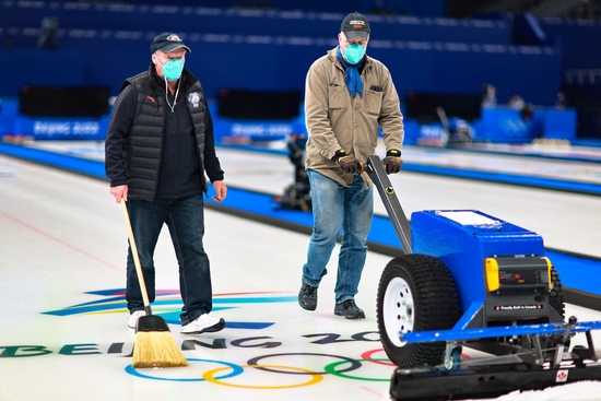 图为加拿大的制冰师汉斯·乌斯里奇（左）在“冰立方”指导团队成员使用制冰设备（2022年1月28日摄）。新华社记者 刘续 摄