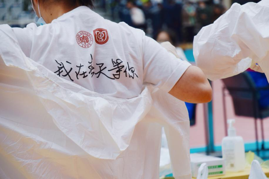  11日，检测人员在复旦大学邯郸校区进行采样准备工作（新华社发 李玲摄）