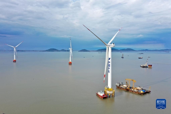 这是华电福清海坛海峡海上风电项目首台海上风电主控系统国产化机组（右）（2021年5月28日摄，无人机照片）。 新华社记者 姜克红 摄