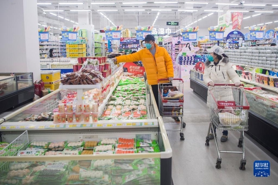  市民在长春市一家大型商超内选购商品（2022年3月16日摄）。 新华社发（张扬 摄）