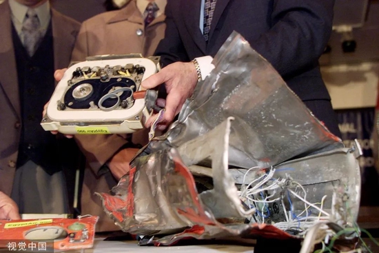 　　1999年11月10日，美国华盛顿，国家运输安全委员会，失事的埃及航空990航班上受损的黑匣子（图源：视觉中国）