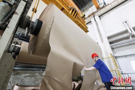 资料图：一家造纸厂工人在生产作业。 中新社记者 张云 摄