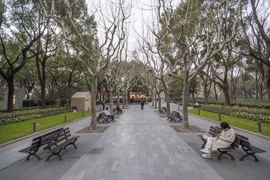 1月2日，人们在上海徐汇区徐家汇公园休息。新华社记者 王翔 摄