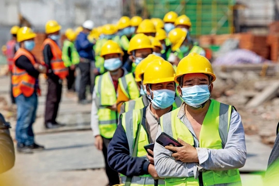  2022年3月15日，浙江湖州，一处工地周边的工人。图/人民视觉