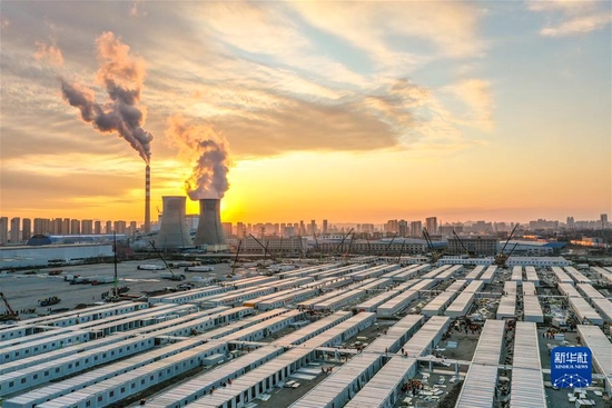 3月20日傍晚拍摄的吉林市高新南区隔离方舱建设现场（无人机照片）。 新华社记者 张楠 摄