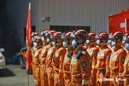 对话写东航飞行事故搜救日记的消防员 泥里挖出结婚证很心痛 新浪新闻