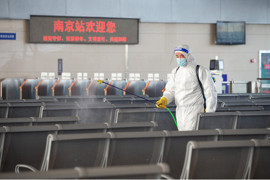 工作人员进行消杀。图自铁路南京站